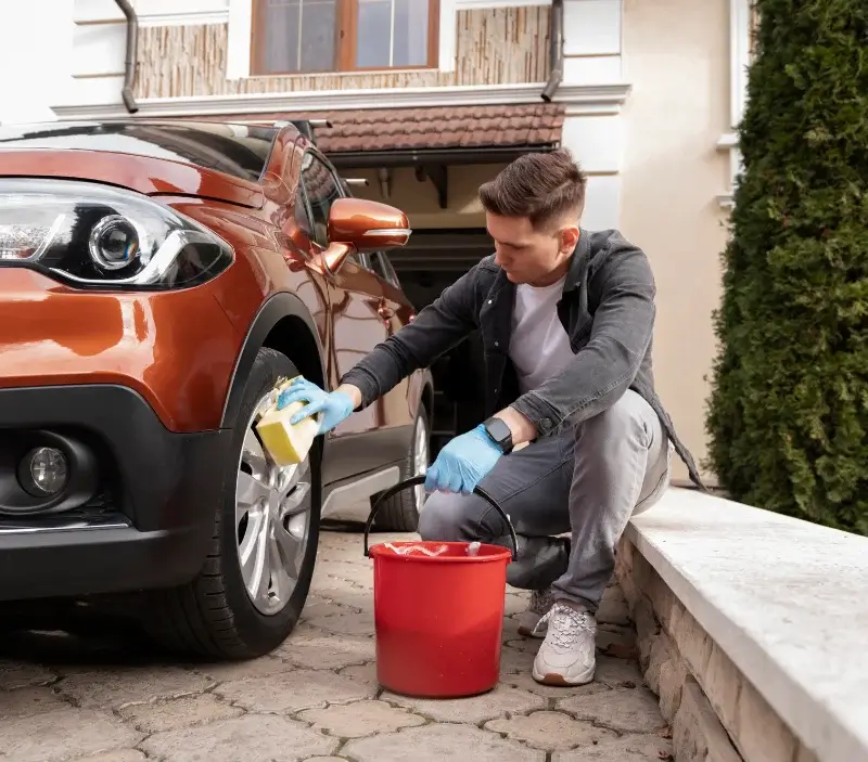 Lavage auto à domicile Saint-Sauveur-de-Carrouges : professionnel intervenant sur un véhicule